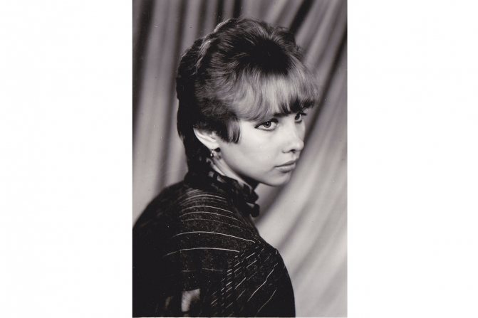 Прически 90-х годов: фото женских стрижек, одежды, макияжа в стиле 1990, как сделать укладку на короткие, длинные и средние волосы, общие рекомендации, современные варианты, советы стилистов, описание времени, звездные примеры