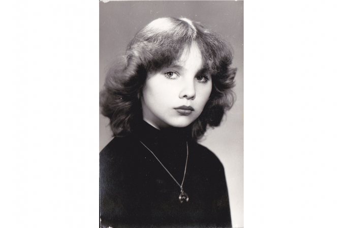 Прически 90-х годов: фото женских стрижек, одежды, макияжа в стиле 1990, как сделать укладку на короткие, длинные и средние волосы, общие рекомендации, современные варианты, советы стилистов, описание времени, звездные примеры